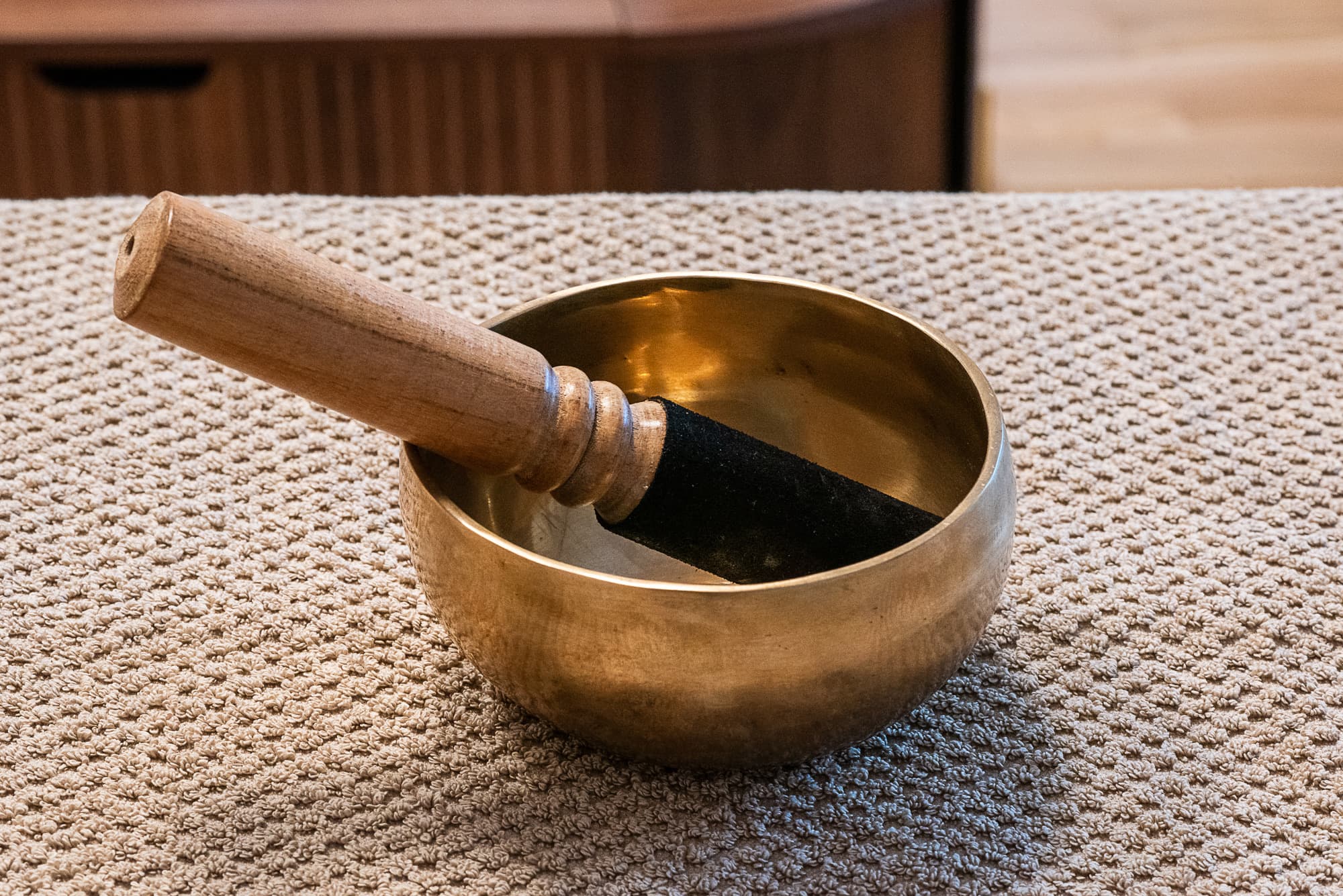 Bol chantant tibétain en laiton posé sur la table de massage